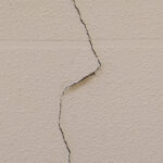 外壁塗装は何年ごとにやるべき？放置した場合のリスクと見極め方