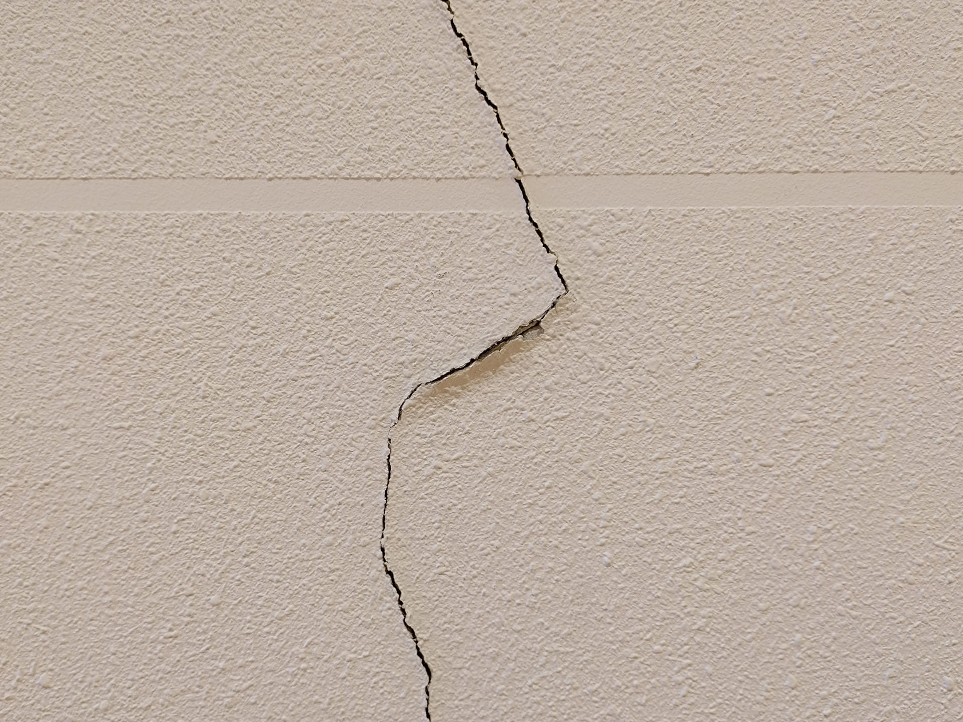 外壁塗装の間隔 放置した場合のリスクと見極め方